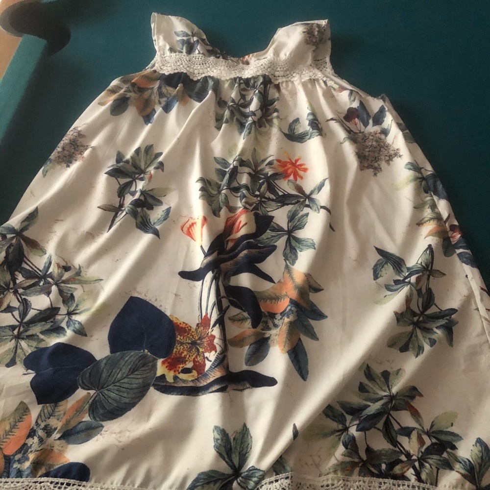 Mini dress with scalloped hem. Tag says 4X